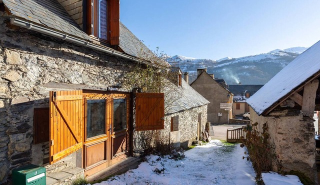 House for 5 in Génos near lake and station with WiFi