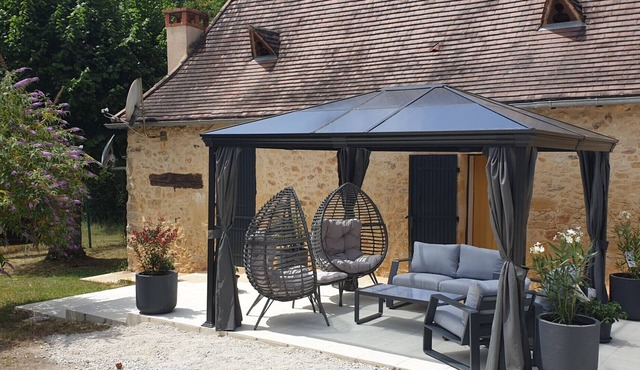 House for 5 – Large Garden & Terrace – Jacuzzi