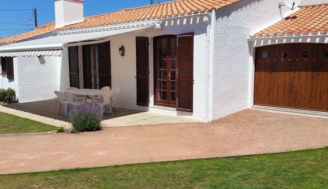 House for 6 people, verdant scenery, 200 m from the sea. Garden. Very quiet.