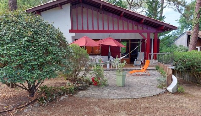 House for 6 people, partial view of the Bassin, enclosed garden, near the ocean