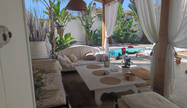 House for 6 people, 3 bedrooms, 2 bathrooms, 3 WCs, swimming pool, air conditioning and mosquito nets.