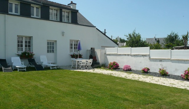 HOUSE FOR 6 PEOPLE IN OLD LONGERE 500M DAMGAN BEACH 56750