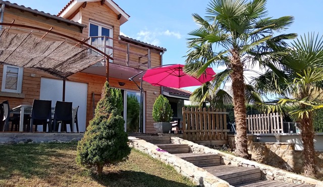 House for 7 people, its terrace and swimming pool are waiting for you.