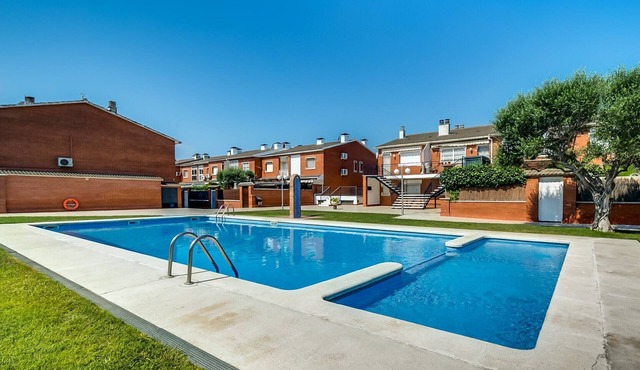 House for 8 people, community garden and pool, private barbecue, free Wi-Fi and air conditioning in the living room. Near the beach of the Costa Brava and Costa Barcelona. Vivalidays Pinell.