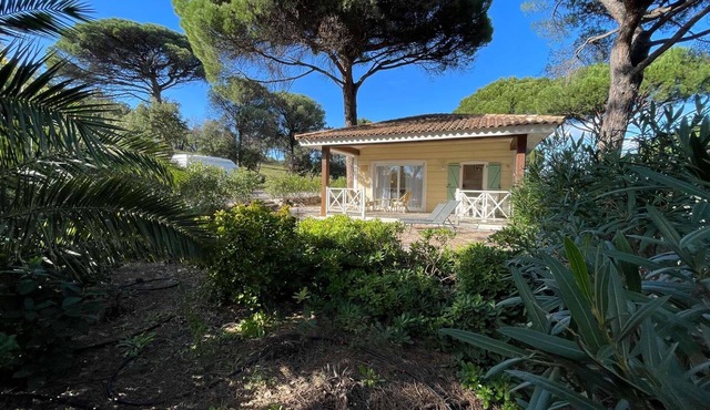 House for 8 people located in a wooded park in Gassin