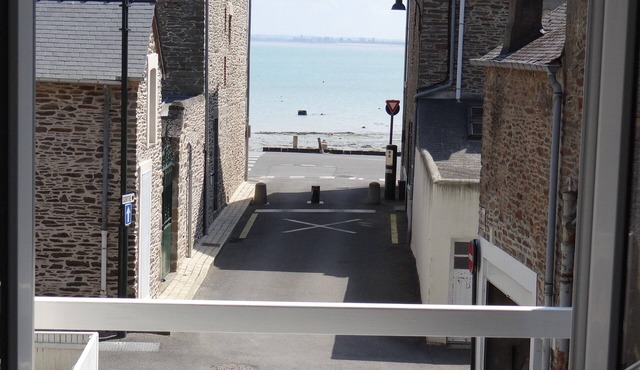 House for 9 People, Cancale Port