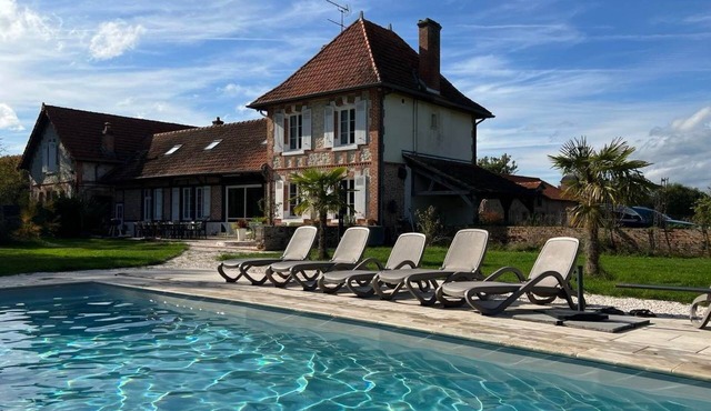 House for 15 people, in the heart of the Sologne, heated swimming pool.