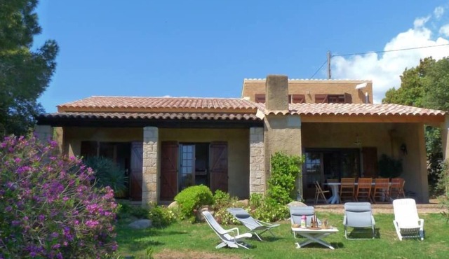 House for 10 people, 200m walk from the sea. Exceptional setting, not overlooked