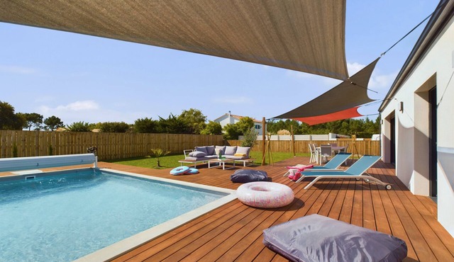 House for 7 with a pool (6 adults maximum)