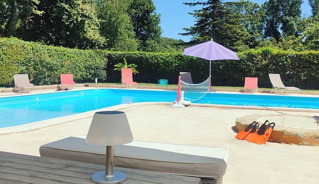 House for rent in the Medoc with a large swimming pool, with family or friends