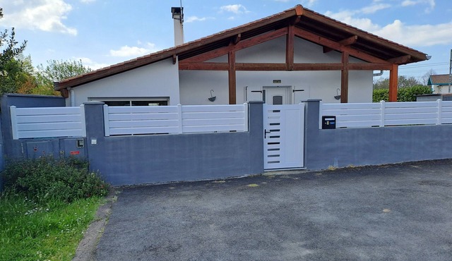 House for rent with swimming pool, outdoor kitchen and 5-minute beach.