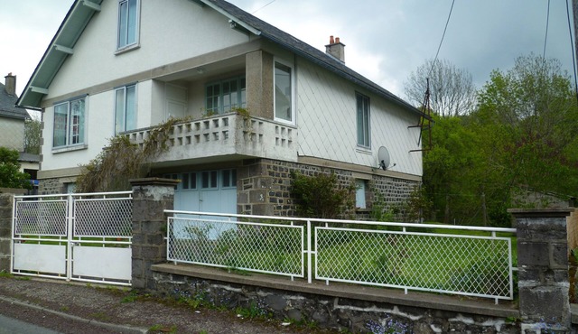 HOUSE OF 100 M2 ON TOTAL BASE. FENCED GARDEN OF 700M2