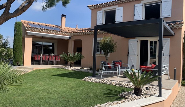HOUSE WITH GARDEN AND HEATED POOL/SPA. NEAR AVIGNON