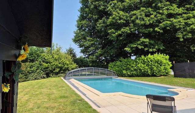 House with swimming pool, pets welcome. 3300-metre fenced park