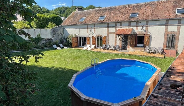 House sleeps up to 28 pool in summer