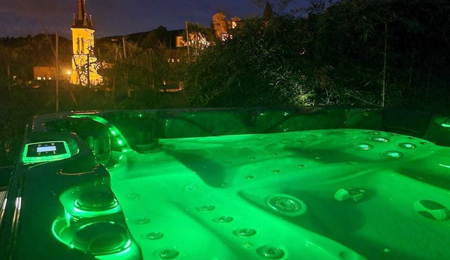 House with Spa and sauna in golden stones. Breathtaking view of the castle.