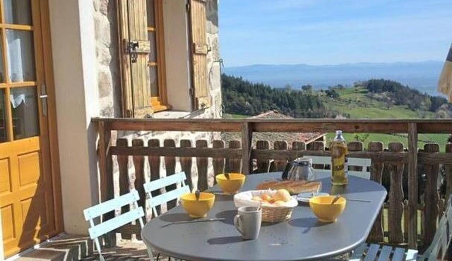 House with 4 bedrooms and fireplace in Saint-Bonnet-le-Courreau