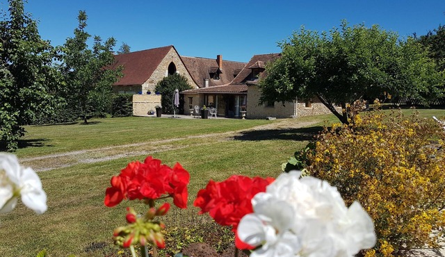 House with swimming pool in Périgord