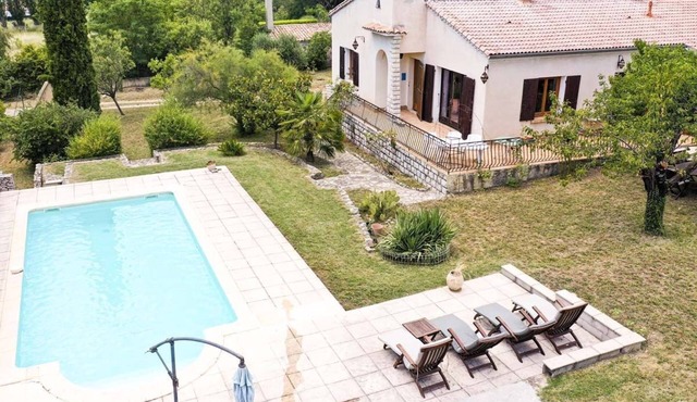 House for 10 people, garden with trees, private swimming pool.