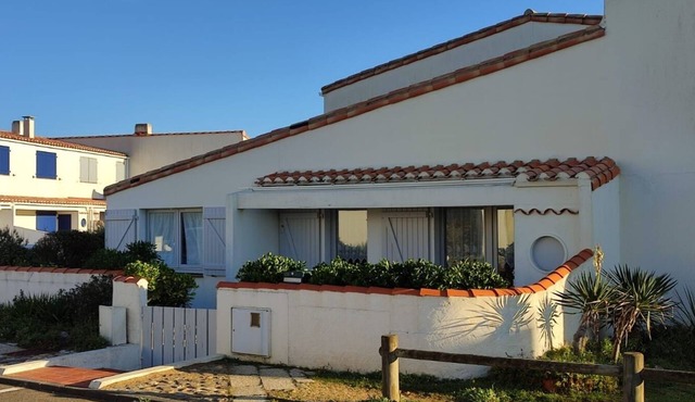 House with direct access to the beach, quiet with enclosed garden.