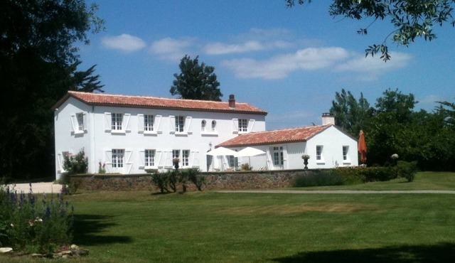 House with character in private 5-hectare estate, 400m to beach, 10 km from golf