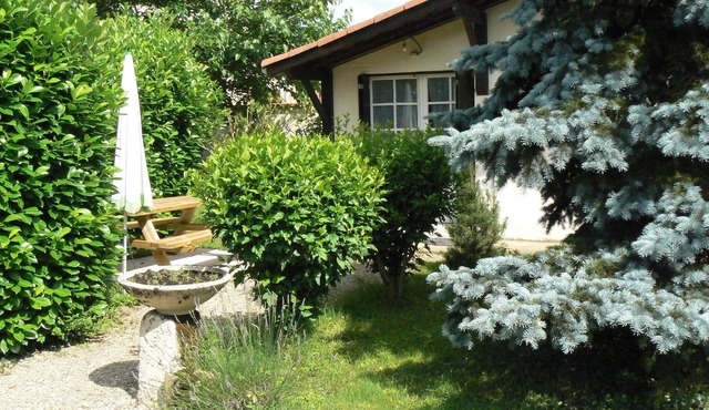 House in large enclosed garden - pets welcome - quiet and safe