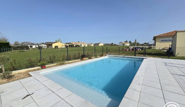 House with pool and AC - 4 guests