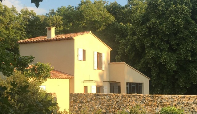 House with pool at the foot of the Luberon
