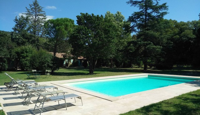 House with large pool in the heart of the Luberon