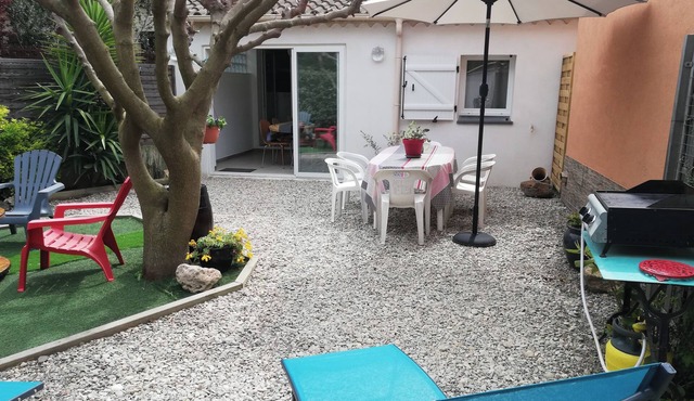 House, garden + enclosed parking, 700m from the beach