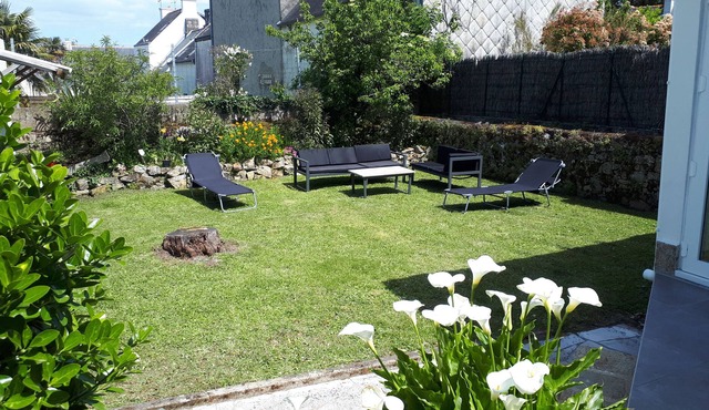 house garden small sea view locmariaquer on foot beaches, shops