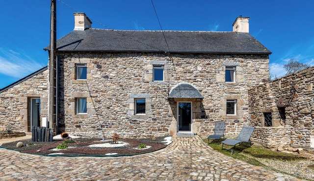 House 'Gite 8 Pers Au Calme - 9kms Beaches' with Shared Terrace, Private Garden and Wi-Fi