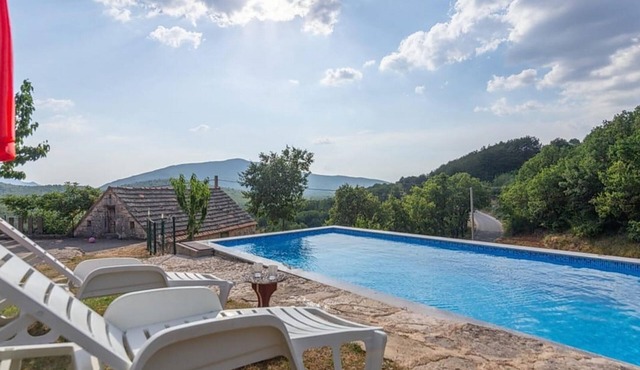 House Honey (90471-K1) - Lovreć