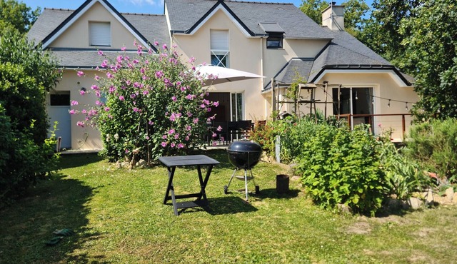 House, ideal for a family. Wooded area 100m from pond and 7' from beaches