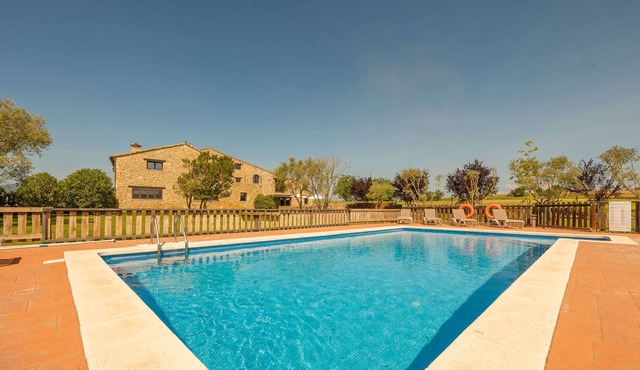 House ideal for families and paddle fans. With large garden and pool