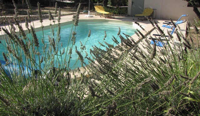 House in a green setting, quiet, near Uzes; pool available