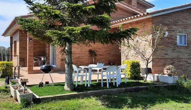 House in a quiet area with views of the old town of Pals