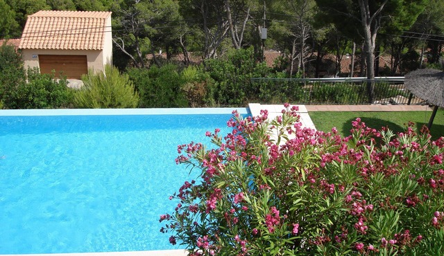 House in a residence with swimming pool 800m from Sa Tuna beach