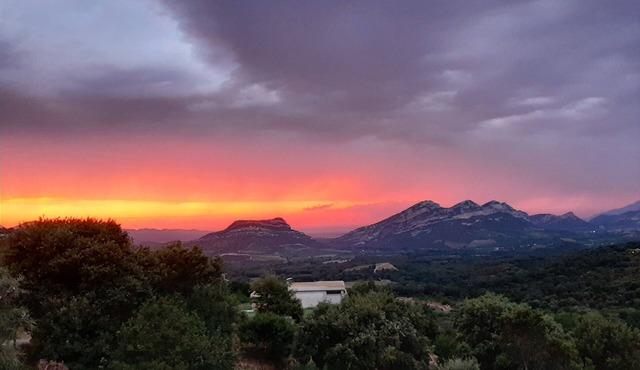 House in a village overlooking the large site of France Conca d'Oru