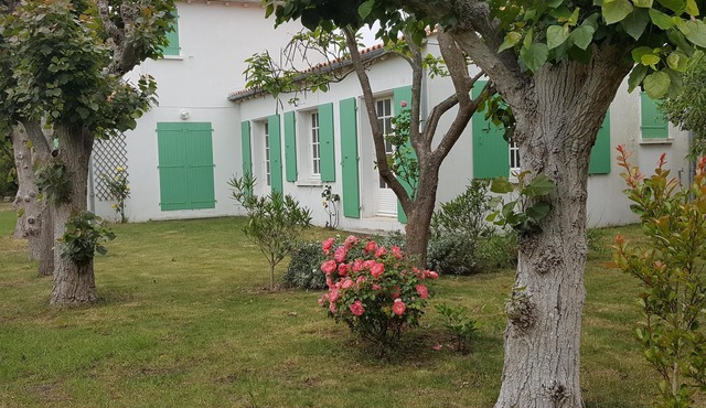 House in a walled garden, near the center, very quiet