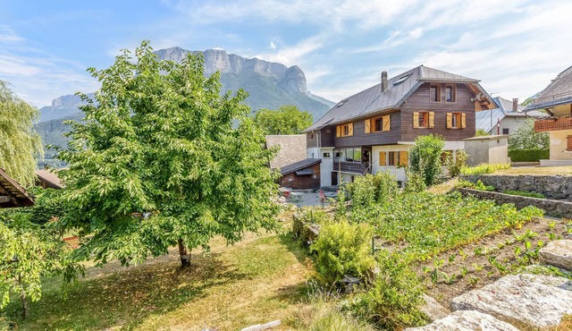 House in Annecy, between Lake and Mountains, 350m2, 16-18 beds