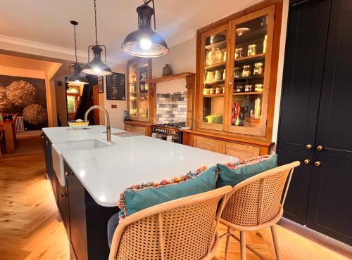 House in Appledore with Hot Tub and own parking