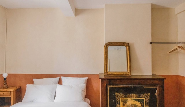 House in Ariège. In the heart of a village, large garden with mountain views.