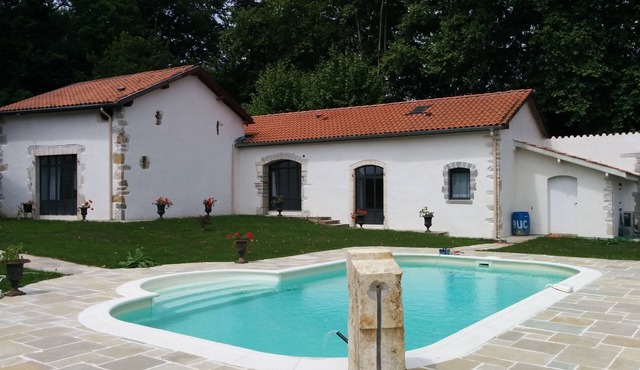 House in Bayonne with swimming pool in wooded park
