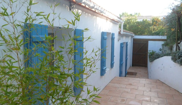 House in Barbâtre, direct beach access, pets allowed