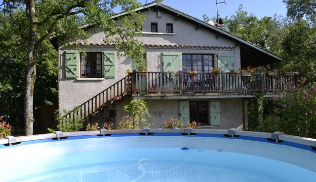 HOUSE IN BEAUTIFUL SPOT OVERLOOKING RIVER LOT