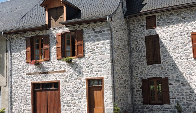 House in beautiful stone walls-a cozy nest in Trein d'Ustou.
