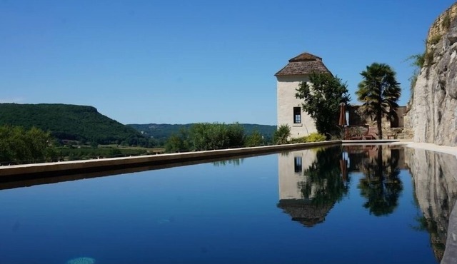 House in Beynac with access to enormous pool