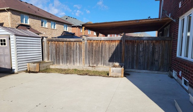 House In Brampton 5mins away from highway 427