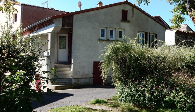House in country village close to town and free freeway